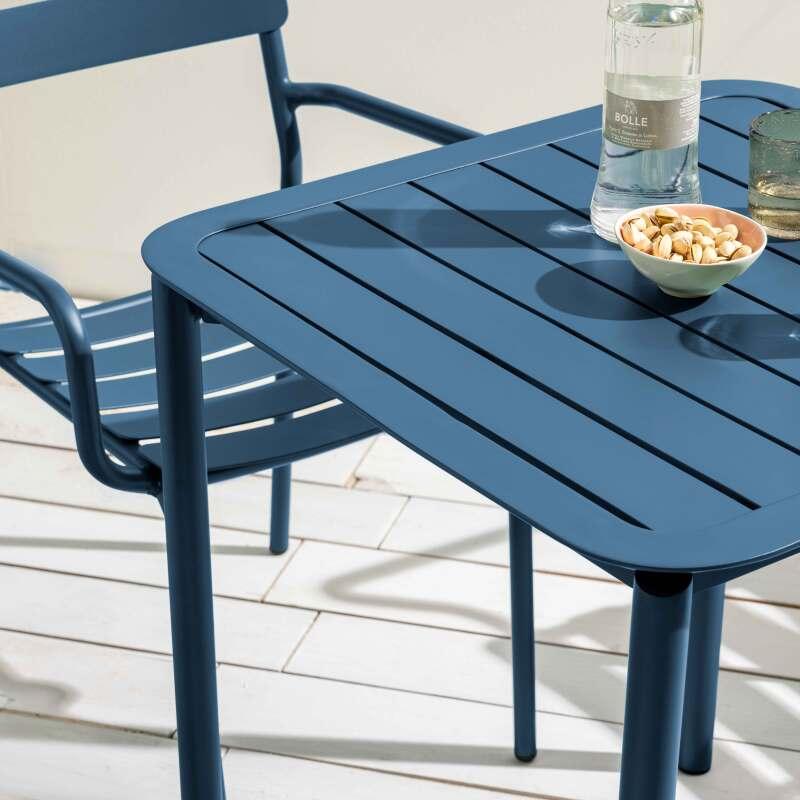 Quadratischer Terrassentisch 70 x 70 cm und 2 Stühle mit Aluminium-Armlehnen (2/7)