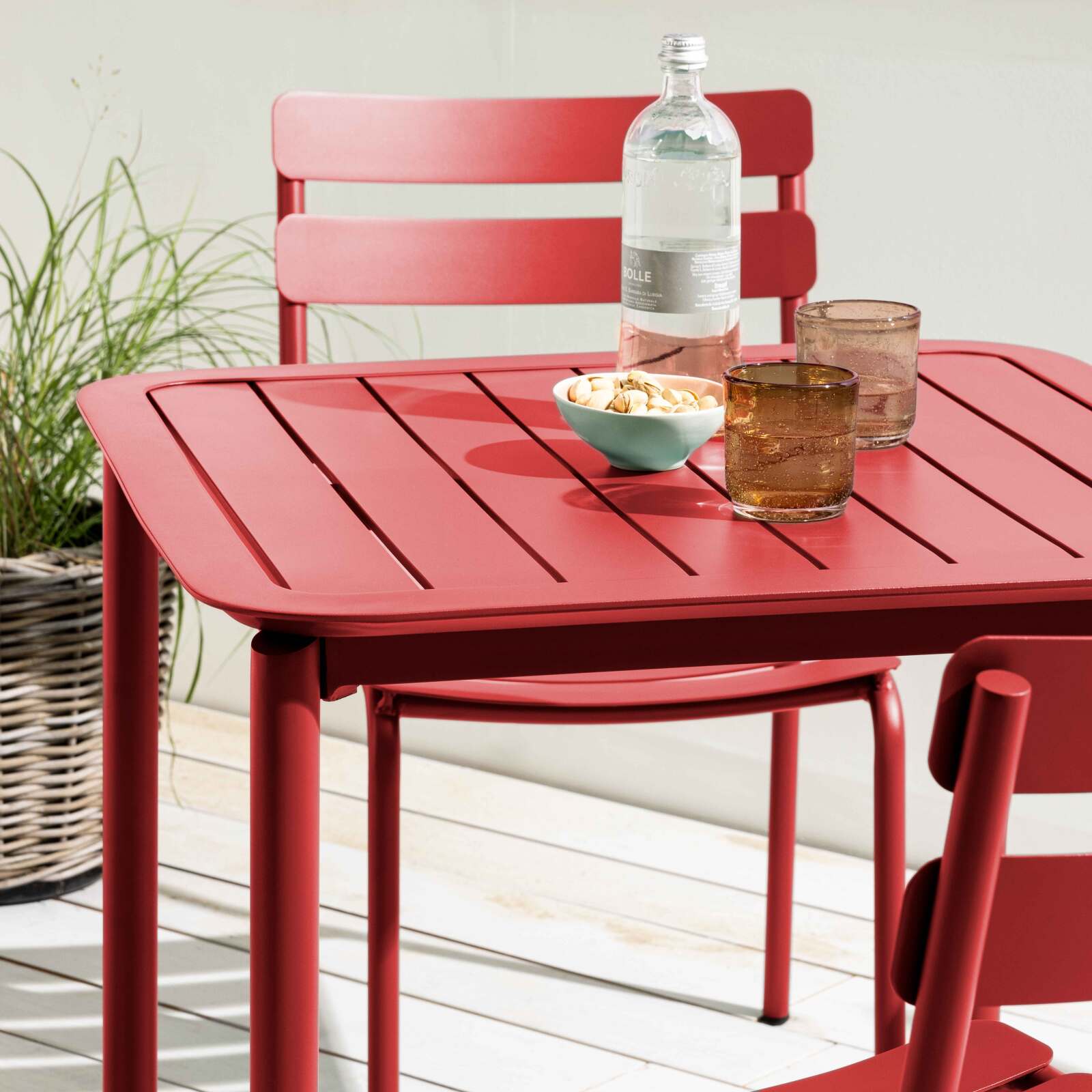 Quadratischer Terrassentisch 70 x 70 cm und 4 Aluminiumstühle