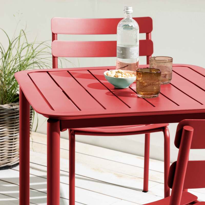 Quadratischer Terrassentisch 70 x 70 cm und 4 Aluminiumstühle (2/7)