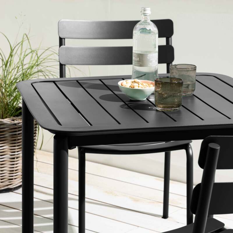 Quadratischer Terrassentisch 70 x 70 cm und 4 Aluminiumstühle