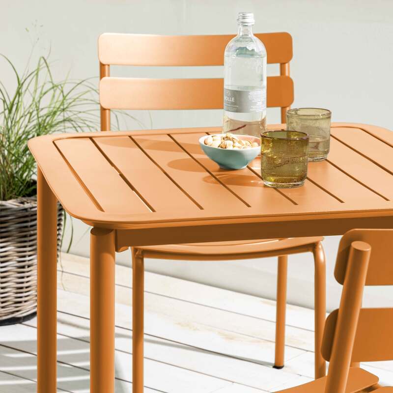 Quadratischer Terrassentisch 70 x 70 cm und 2 Aluminiumstühle (2/7)