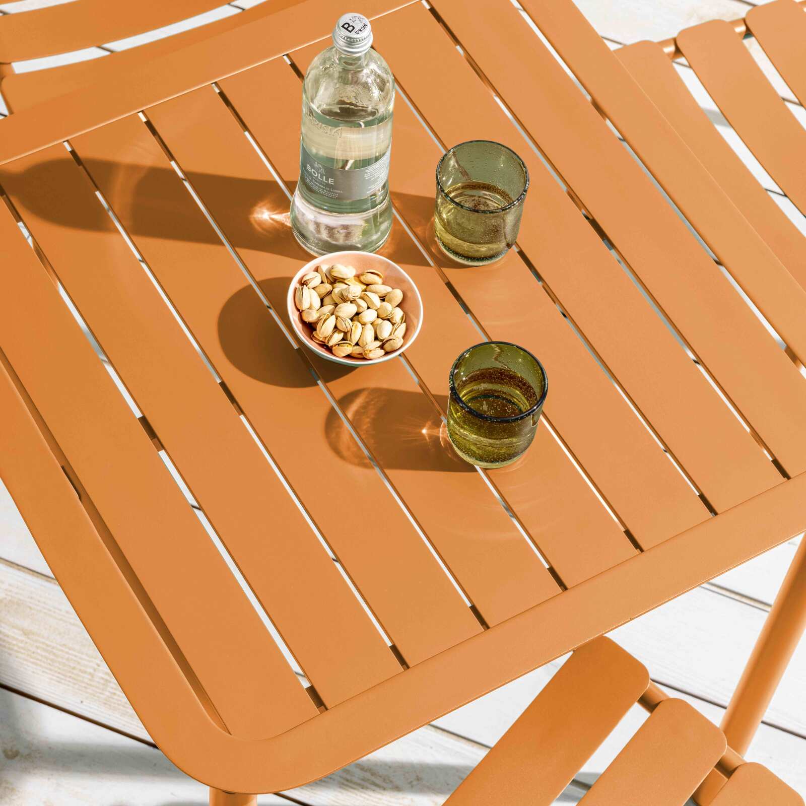 Quadratischer Terrassentisch 70 x 70 cm und 2 Aluminiumstühle