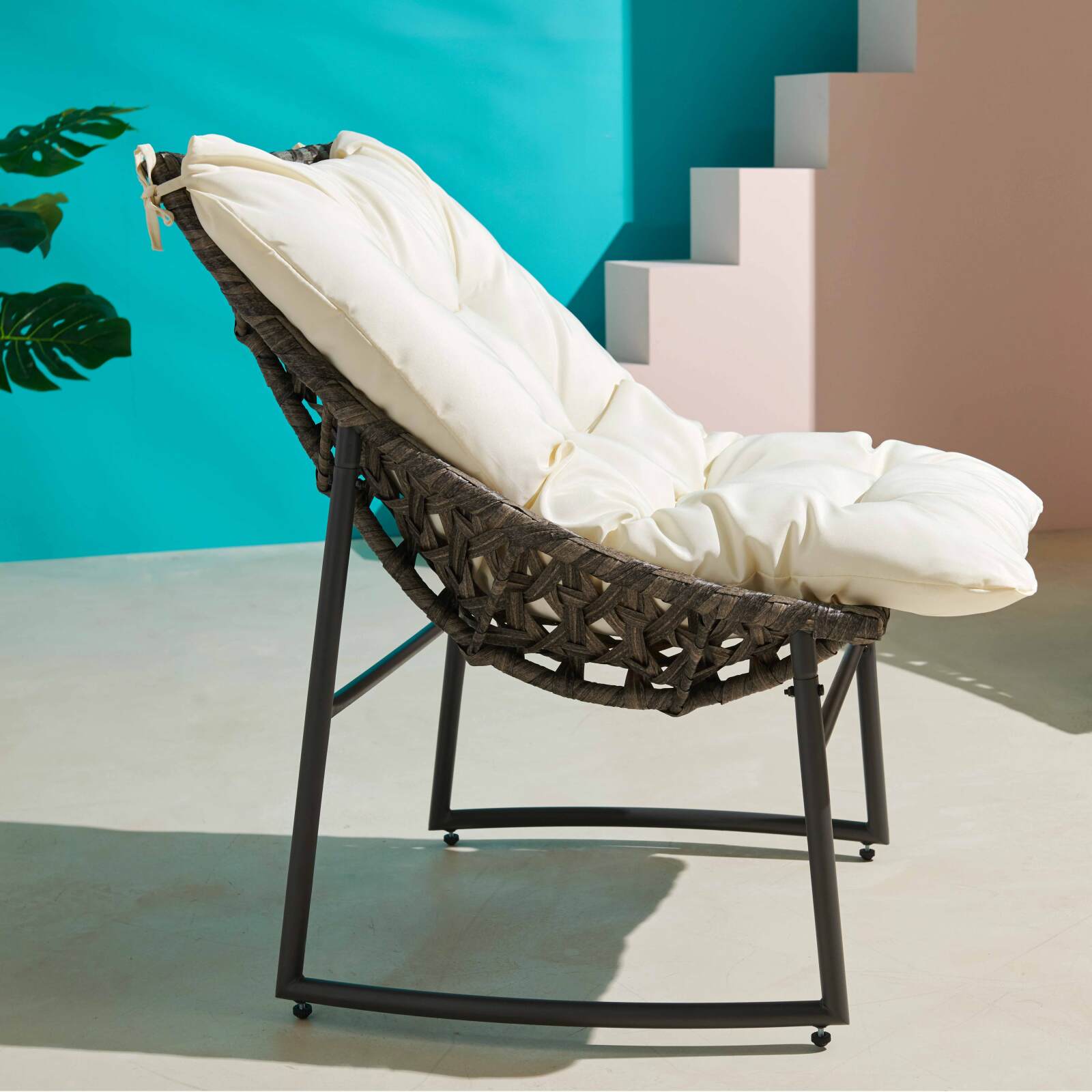 Gartenlounge-Set aus Kunstharz für 4 Personen mit einem Sofa, 2 Sesseln und einem Couchtisch Gartenlounge-Set aus Kunstharz für 4 Personen mit einem Sofa, 2 Sesseln und einem Couchtisch