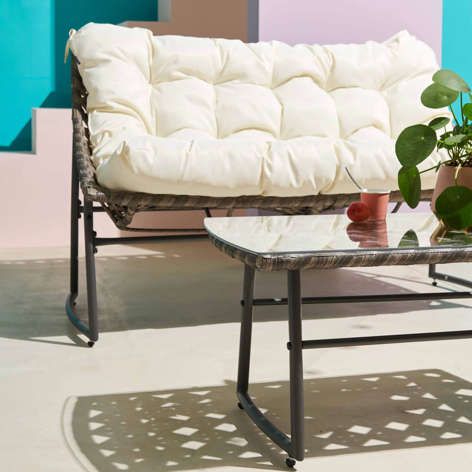 Gartenlounge-Set aus Kunstharz für 4 Personen mit einem Sofa, 2 Sesseln und einem Couchtisch Gartenlounge-Set aus Kunstharz für 4 Personen mit einem Sofa, 2 Sesseln und einem Couchtisch
