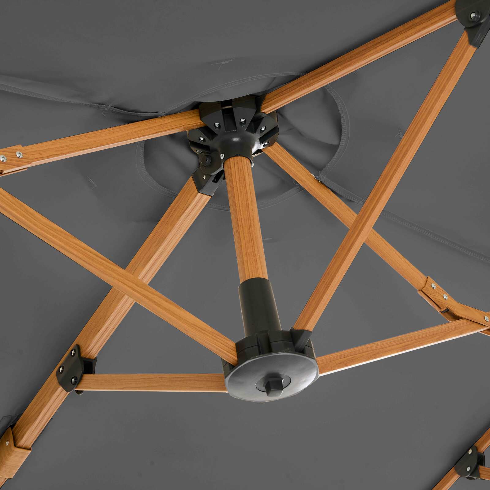 3-Kopf-Versatz-Ampelschirm (4,5 x 2,65 m) mit 360° drehbarem Stock in Holzoptik und Schutzhülle 3-Kopf-Versatz-Ampelschirm (4,5 x 2,65 m) mit 360° drehbarem Stock in Holzoptik und Schutzhülle