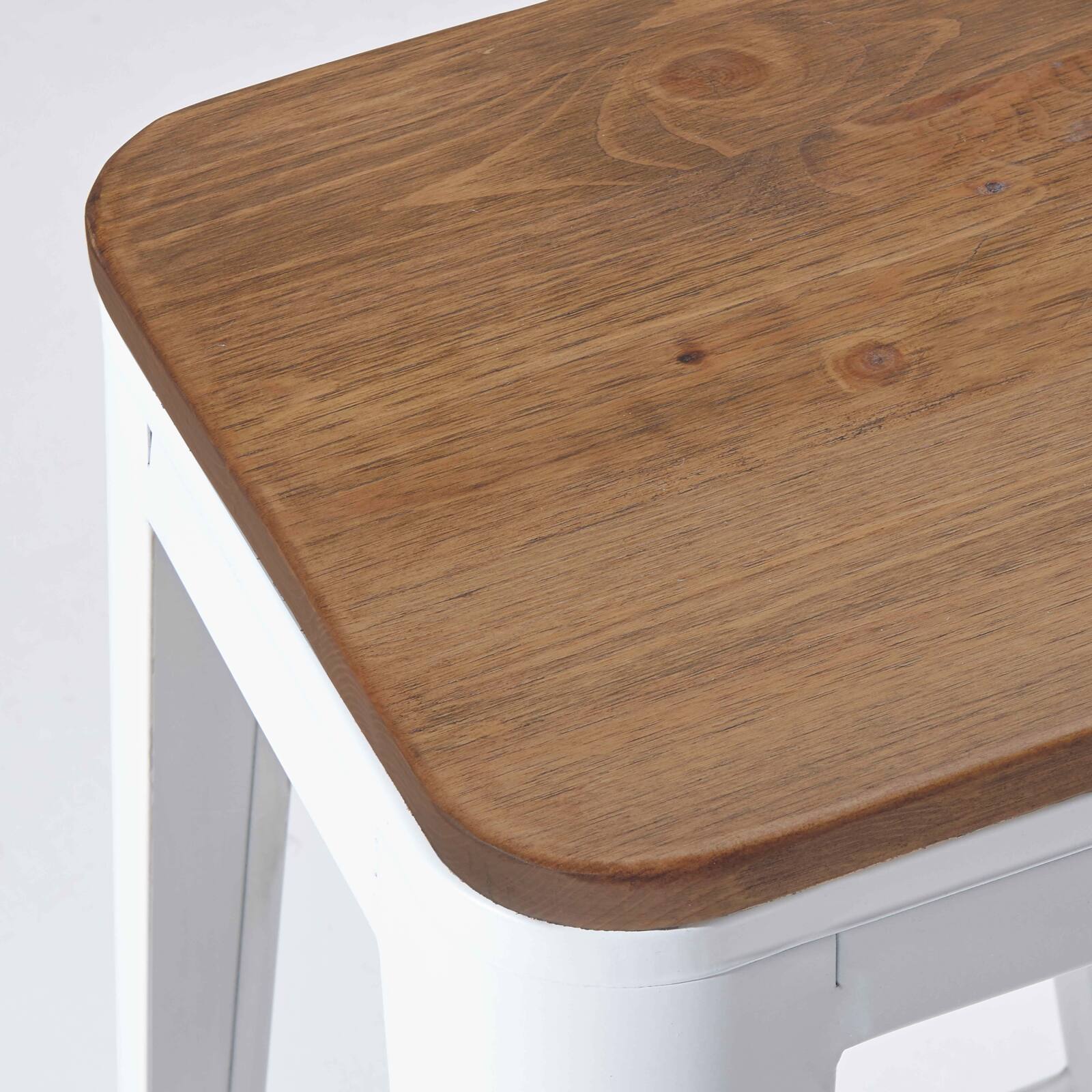 Set aus 4 Barhockern aus mattem Holz (43 x 43 x 76 cm)