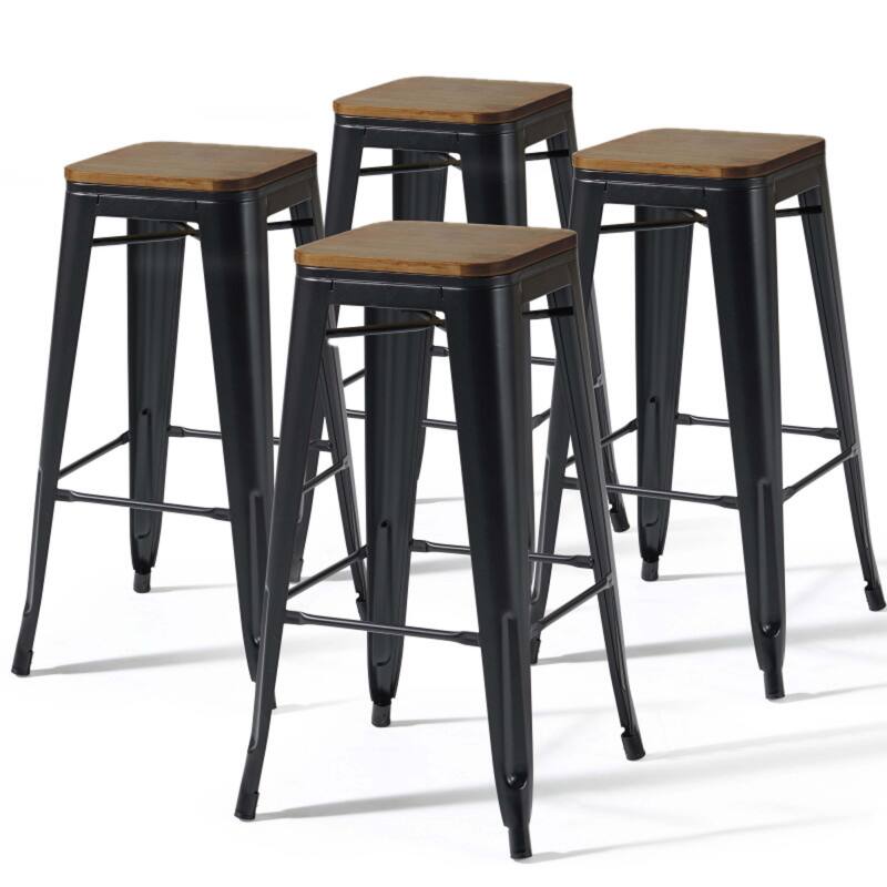Set aus 4 Barhockern aus mattem Holz (43 x 43 x 76 cm)
