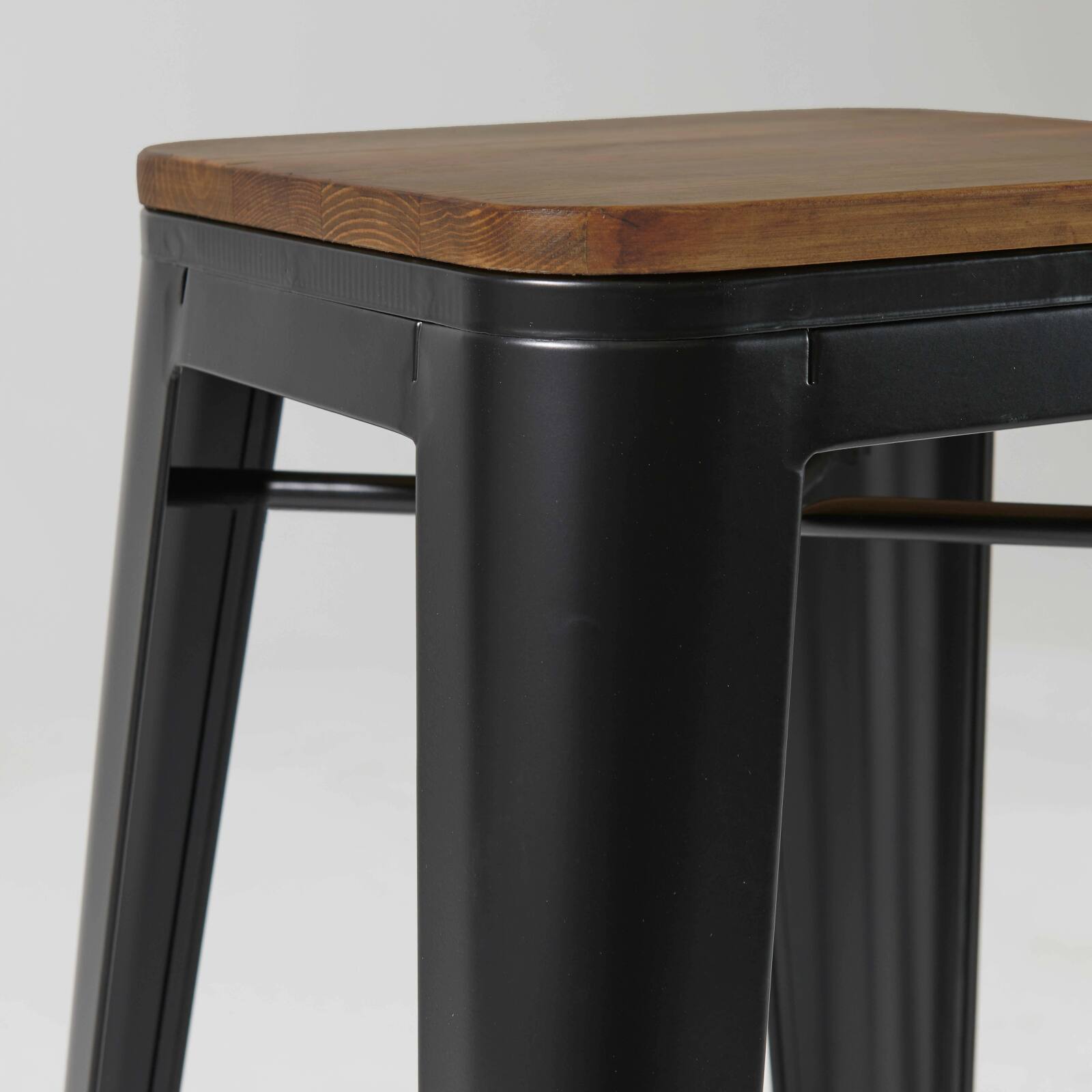 Set aus 4 Barhockern aus mattem Holz (43 x 43 x 76 cm) Set aus 4 Barhockern aus mattem Holz (43 x 43 x 76 cm)