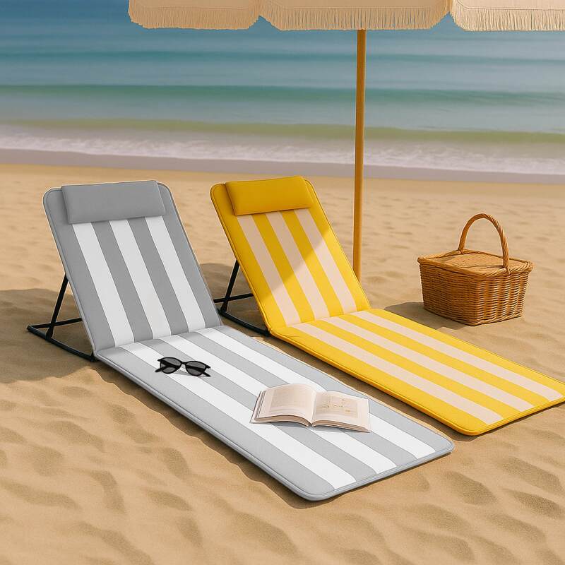 Set mit 2 unterschiedlichen faltbaren Strandmatratzen in Hellgelb/Weiß und Hellgrau/Weiß