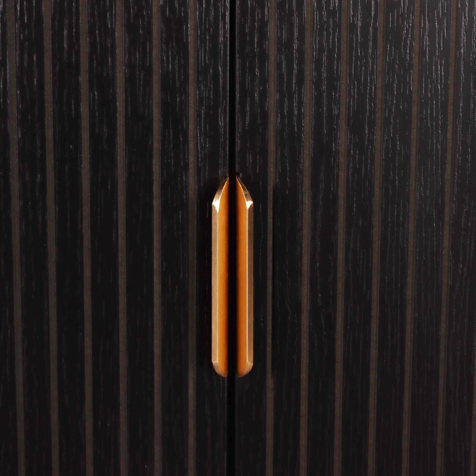 Sideboard mit 2 Türen und 3 Schubladen aus MDF mit Melamin- und Stahldekoration, 160 cm