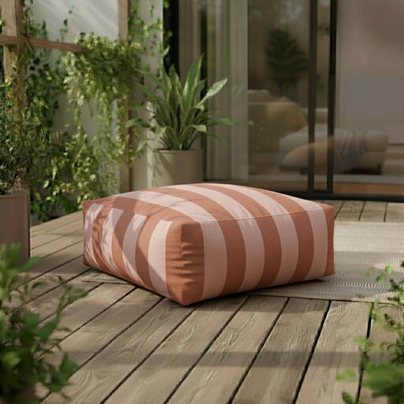 Sitzsack im gestreiften Design für ein modulares Outdoor-Sofa