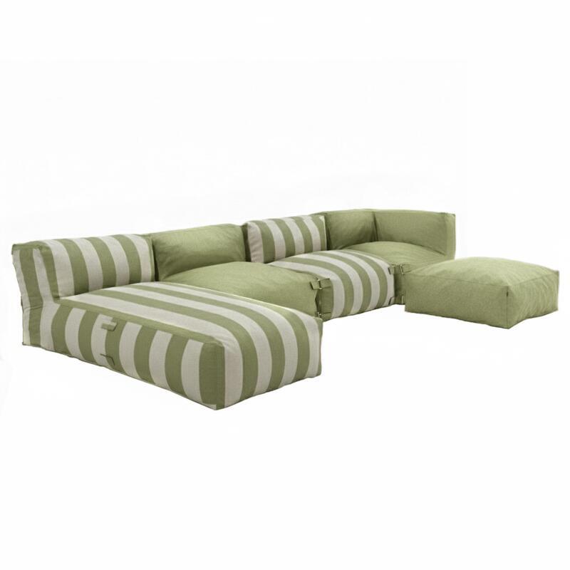 Modulare Gartenmöbel für 5 Personen bestehend aus 2 Kaminstühlen, 1 Ecksessel, 1 Chaiselongue und 1 Hocker im gestreiften Design