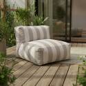 Modulare Gartenmöbel für 5 Personen bestehend aus 2 Kaminstühlen, 1 Ecksessel, 1 Chaiselongue und 1 Hocker im gestreiften Design