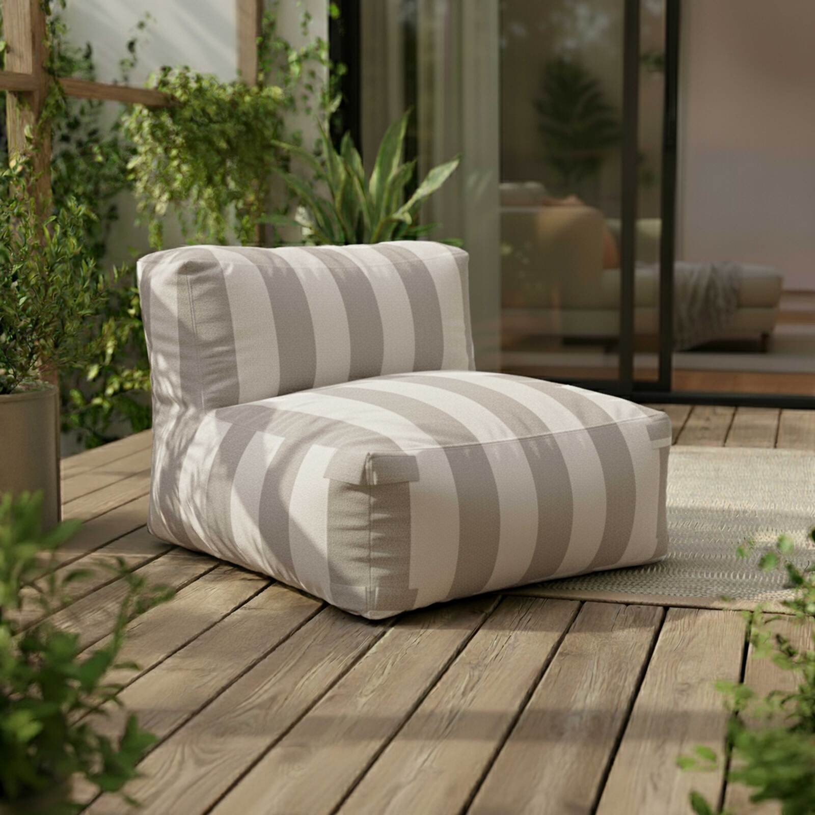 Modulare Gartenmöbel für 5 Personen bestehend aus 2 Kaminstühlen, 1 Ecksessel, 1 Chaiselongue und 1 Hocker im gestreiften Design
