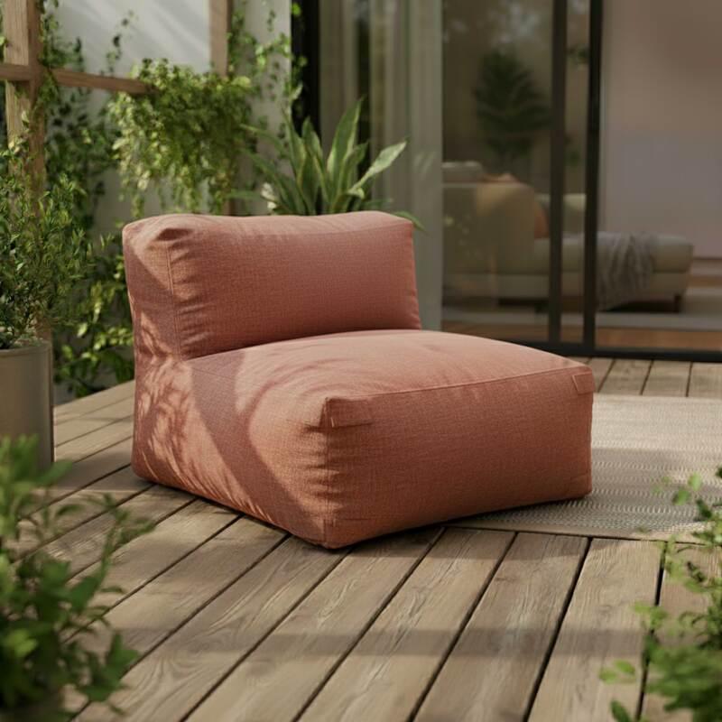 Modulare Gartenmöbel für 5 Personen bestehend aus 2 Kaminstühlen, 1 Ecksessel, 1 Chaiselongue und 1 Hocker im gestreiften Design