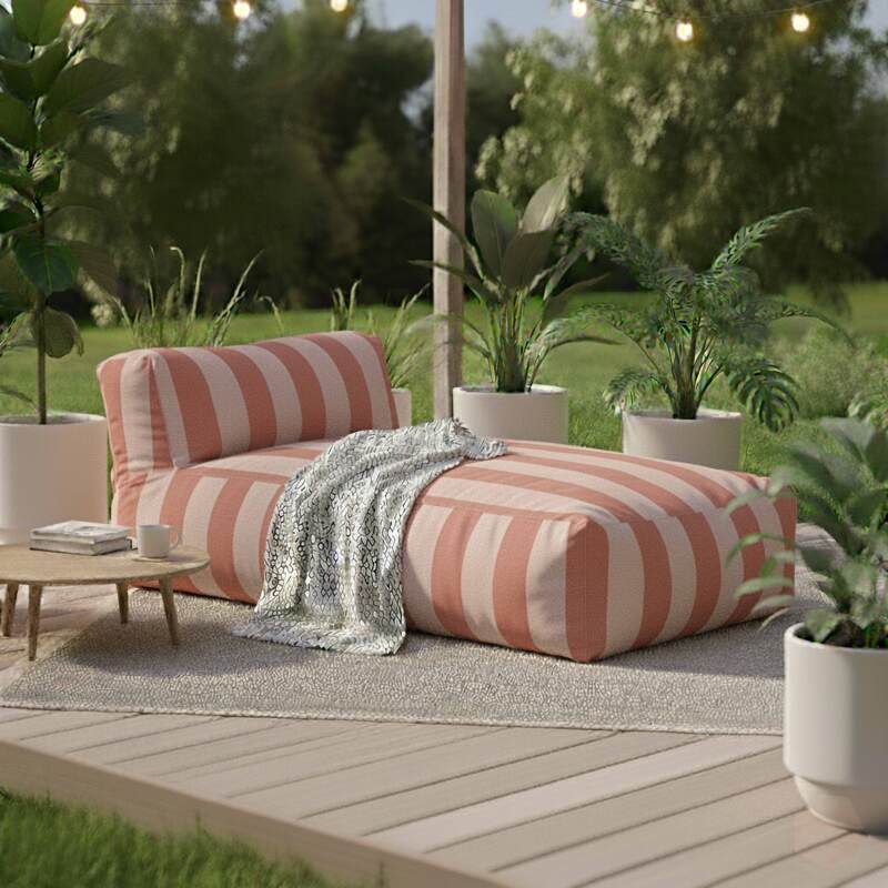 Modulare Gartenmöbel für 5 Personen bestehend aus 2 Kaminstühlen, 1 Ecksessel, 1 Chaiselongue und 1 Hocker im gestreiften Design