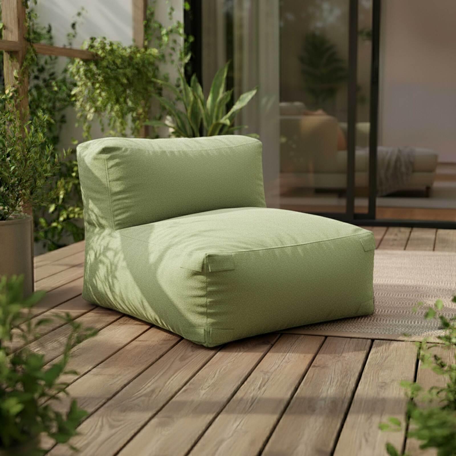Modulare Gartenmöbel für 5 Personen bestehend aus 2 Kaminstühlen, 1 Ecksessel, 1 Chaiselongue und 1 Hocker im gestreiften Design