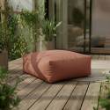 Modulare Gartenmöbel für 5 Personen bestehend aus 2 Kaminstühlen, 1 Ecksessel, 1 Chaiselongue und 1 Hocker im gestreiften Design