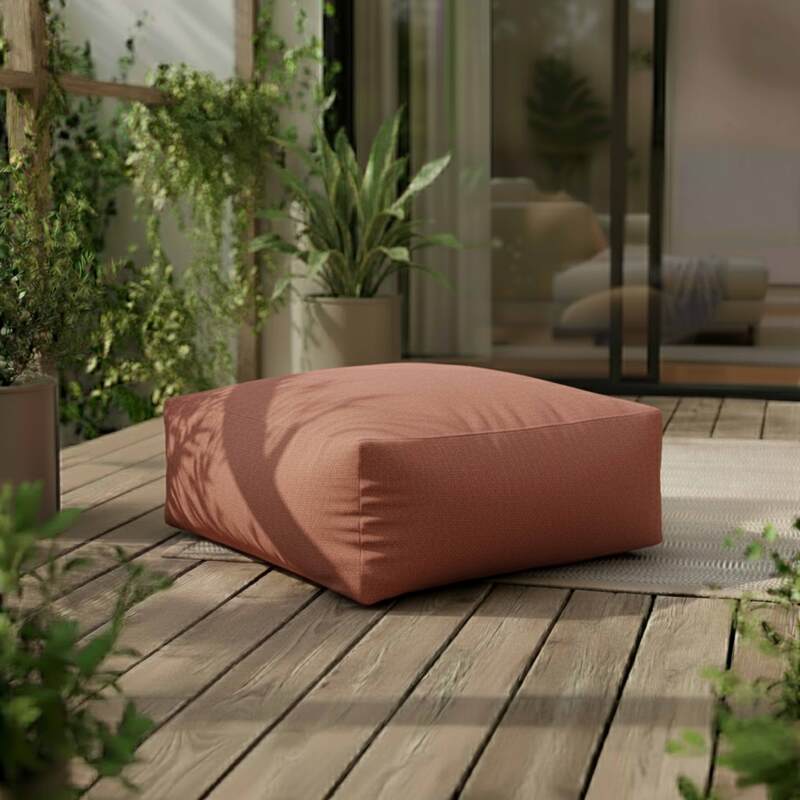 Modulare Gartenmöbel für 5 Personen bestehend aus 2 Kaminstühlen, 1 Ecksessel, 1 Chaiselongue und 1 Hocker im gestreiften Design