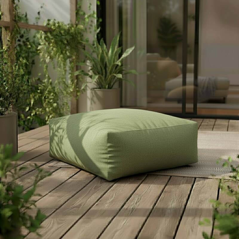 Modulare Gartenmöbel für 5 Personen bestehend aus 2 Kaminstühlen, 1 Ecksessel, 1 Chaiselongue und 1 Hocker im gestreiften Design