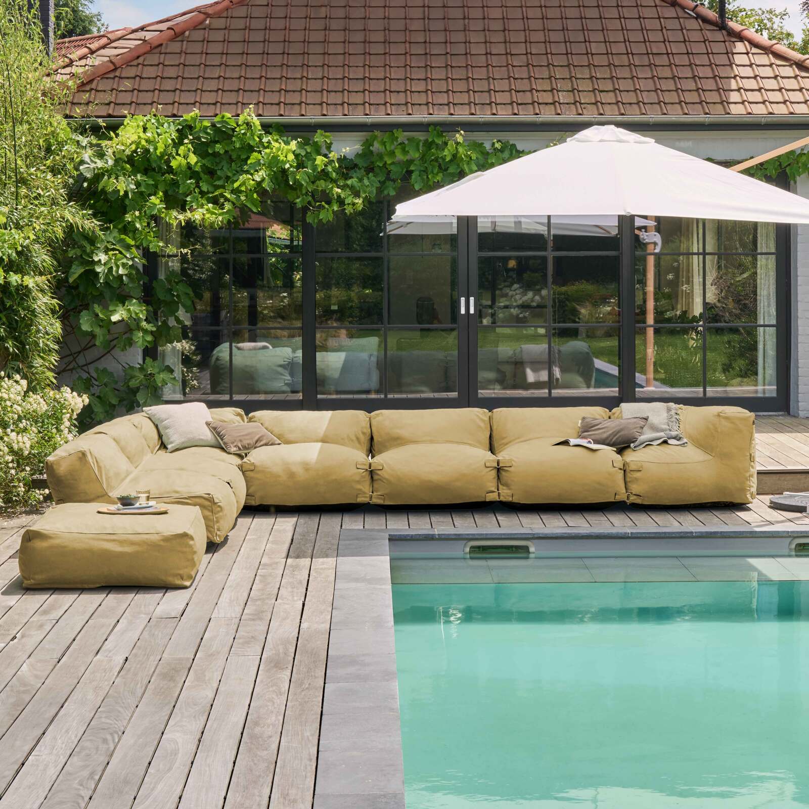 Modulare Gartenmöbel für 8 Personen bestehend aus 5 Sesseln, 2 Ecksesseln und 1 Hocker