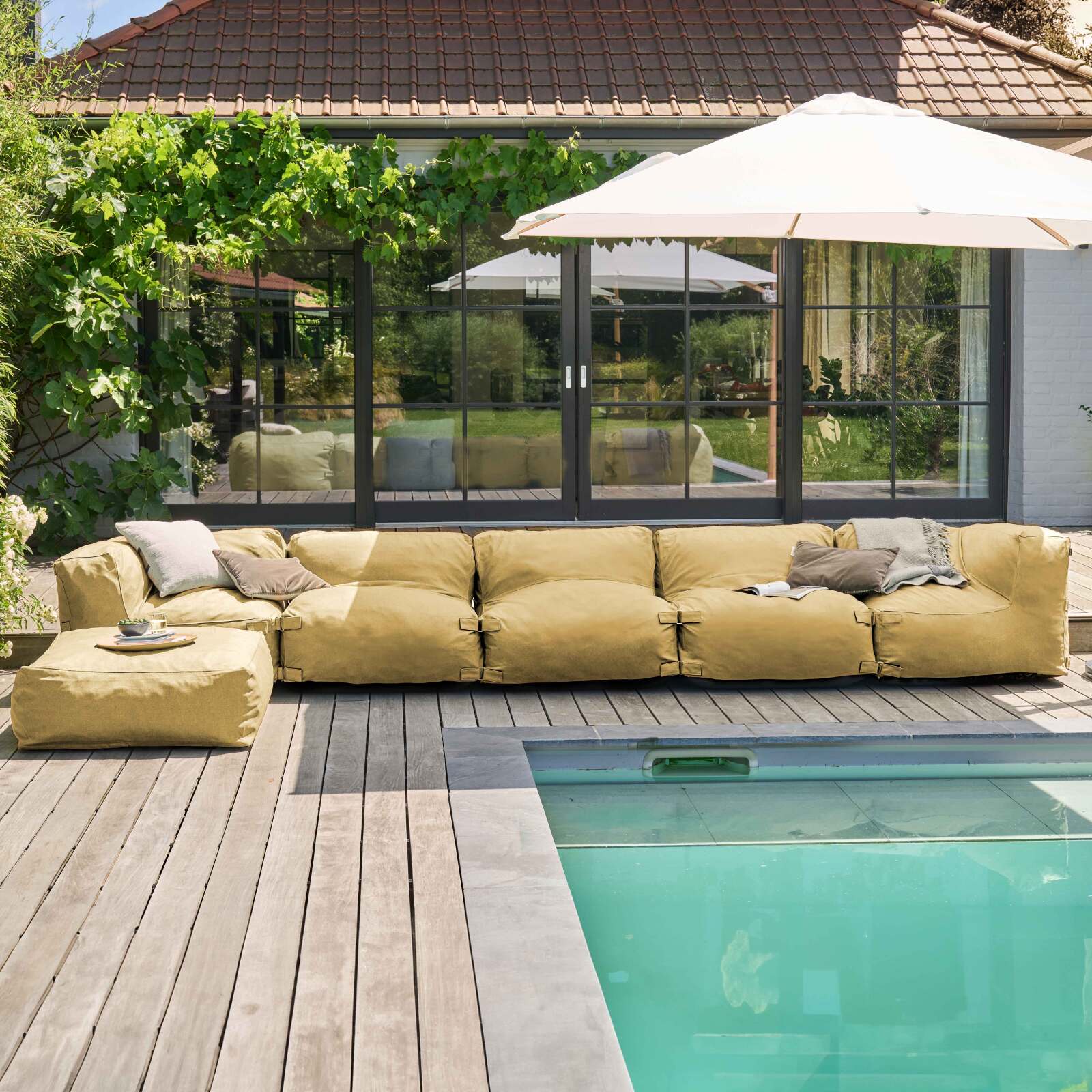 Modulare Gartenmöbel für 6 Personen bestehend aus 3 Sesseln, 2 Ecksesseln und 1 Hocker