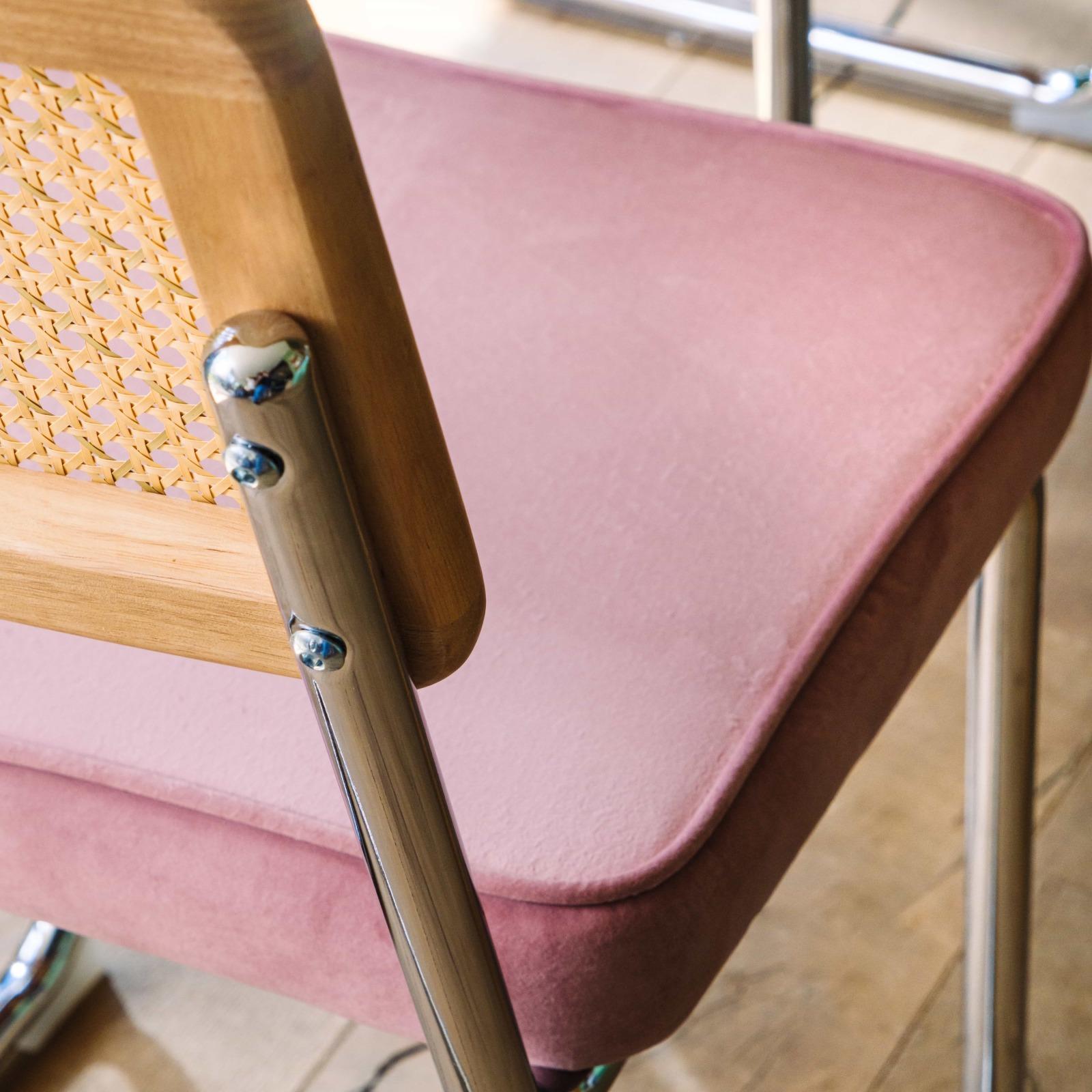 Stühle aus Samt und Metall mit Rückenlehne im Rohrgeflecht-Stil - 2er-Set