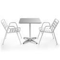 Quadratischer Bistrot-Gartentisch aus Aluminium mit einer Größe von 70 x 70 cm und 2 Stühlen mit Armlehnen 
