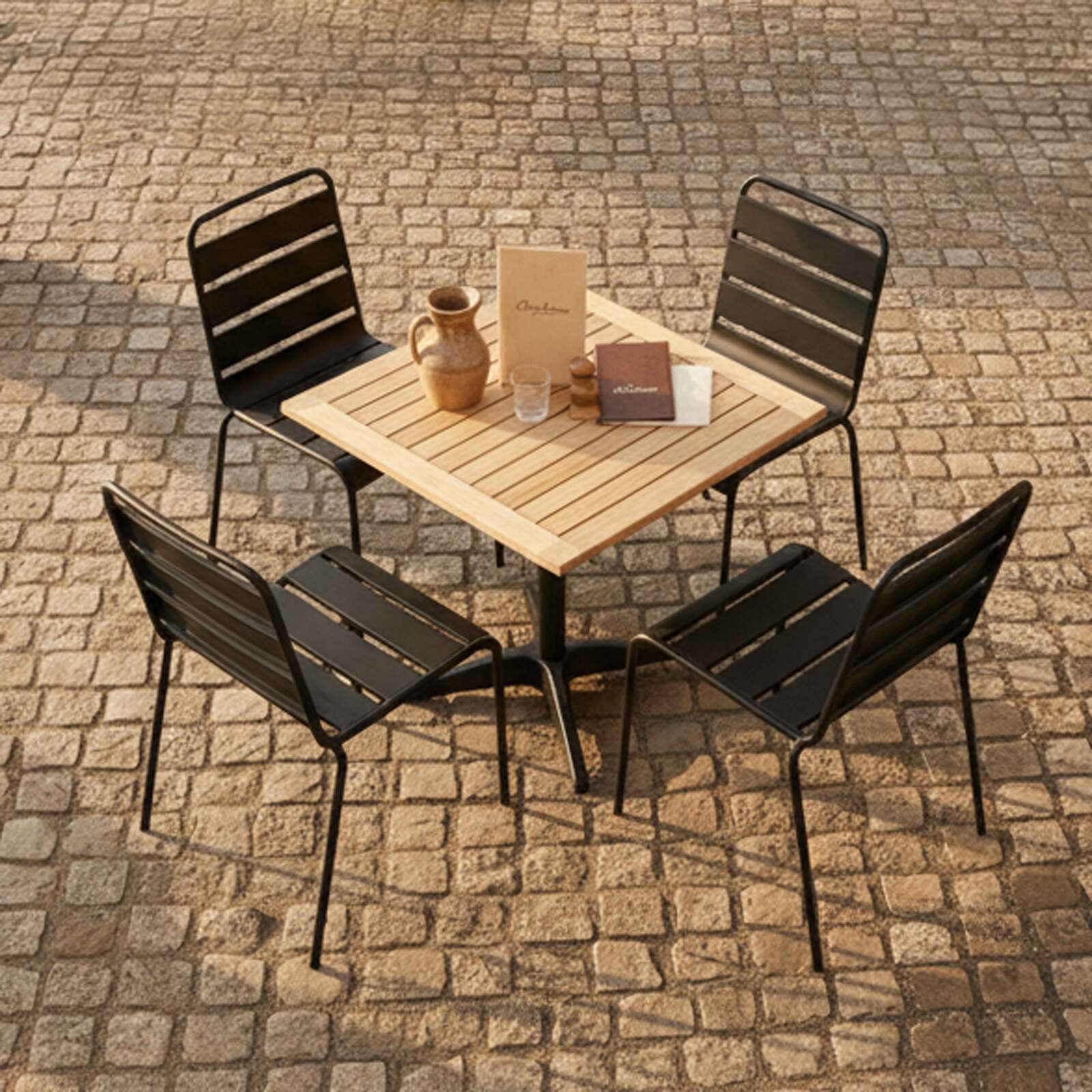 Gartentisch im Bistro-Stil, quadratisch, aus Holz, 70x70 cm, und 4 Stühle aus Metall