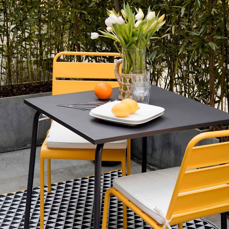 Quadratischer Gartentisch aus Metall (70 x 70 cm)