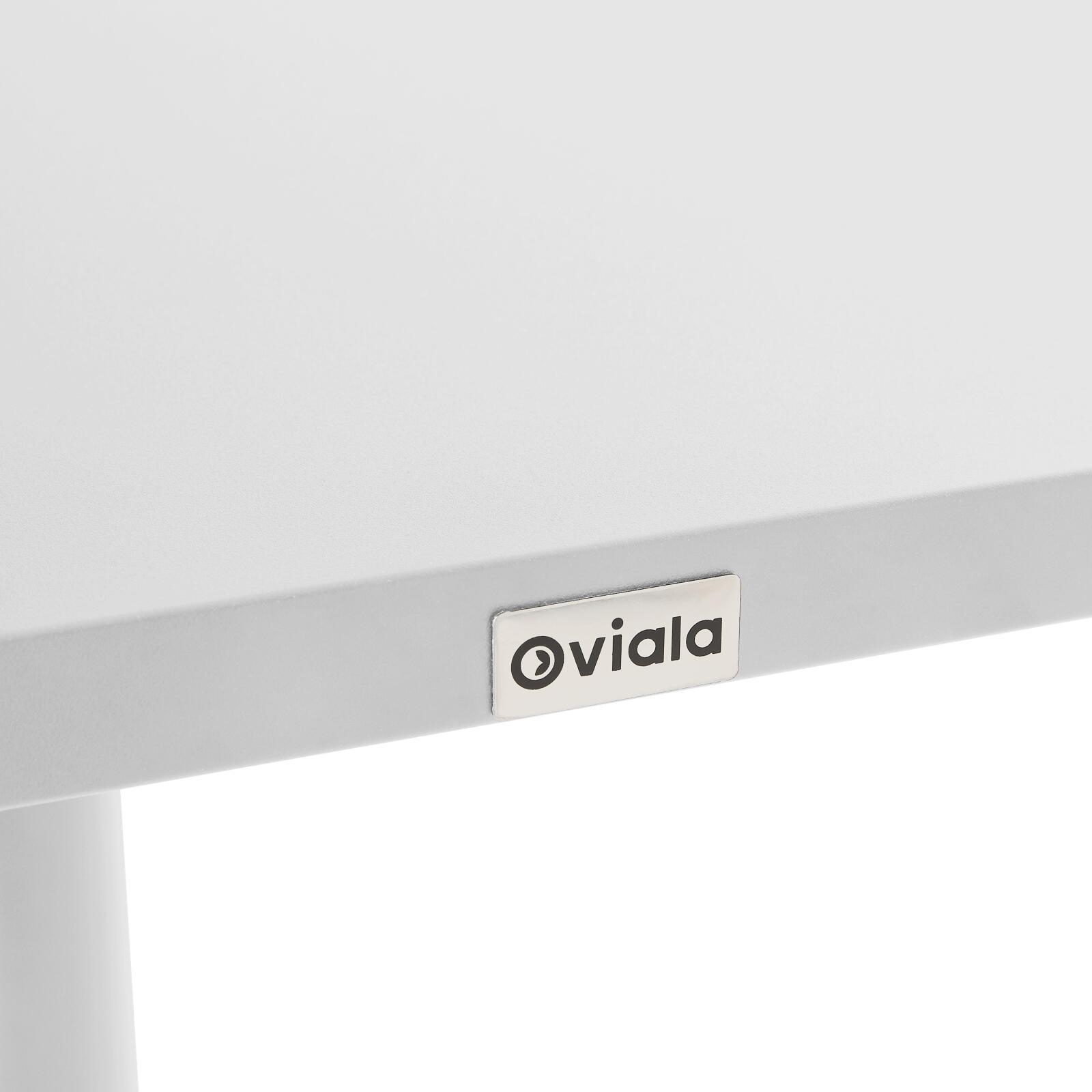 Gartentisch im Bistro-Stil, quadratisch, neigbar, aus Metall mit Einbaufuß, 70x70 cm, und 2 Stühle mit Armlehnen