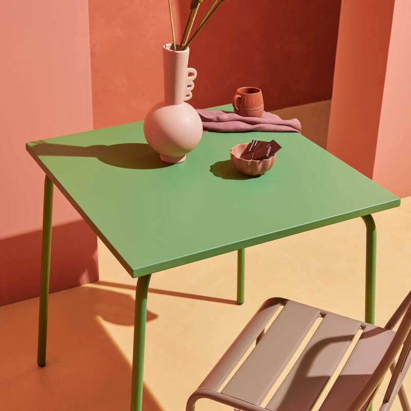 Quadratischer Gartentisch aus Metall (70 x 70 cm)