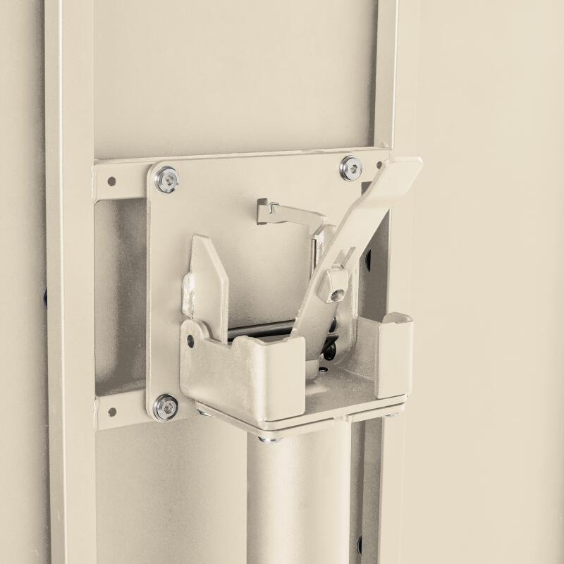 Gartentisch im Bistro-Stil, quadratisch, neigbar, aus Metall mit Einbaufuß, 70x70 cm, und 2 Stühle mit Armlehnen (6/9)