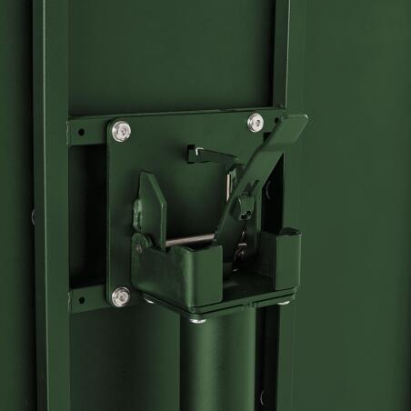 Gartentisch im Bistro-Stil, quadratisch, neigbar, aus Metall mit Einbaufuß, 70x70 cm, und 2 Stühle mit Armlehnen (6/9)