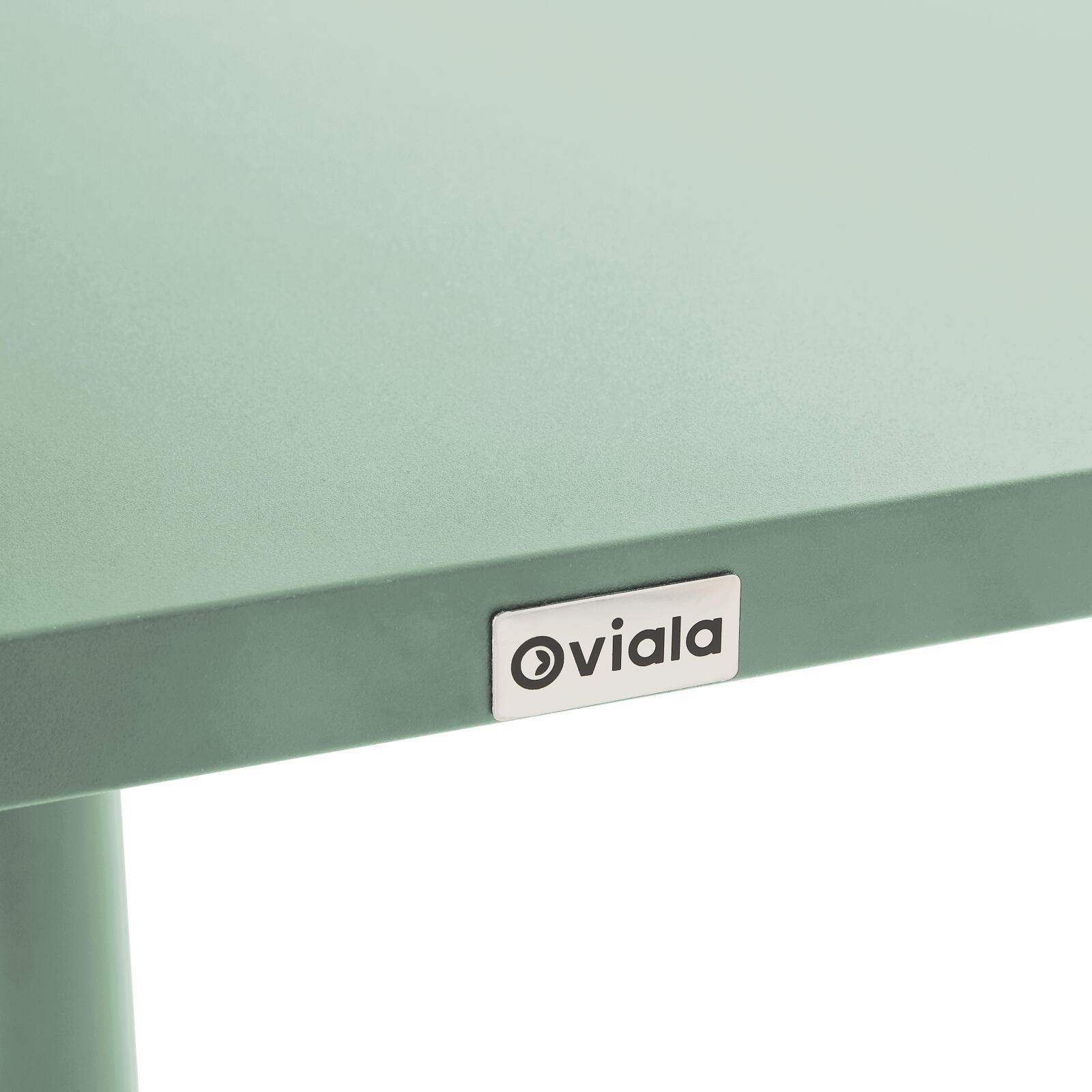 Gartentisch im Bistro-Stil, quadratisch, neigbar, aus Metall mit Einbaufuß, 70x70 cm, und 2 Stühle mit Armlehnen