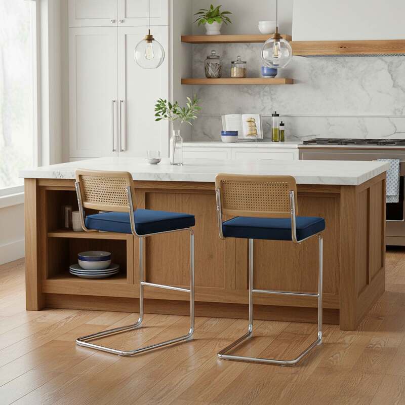 Barstühle aus Samt und Metall mit Rückenlehne im Rohrgeflecht-Stil - 2er-Set