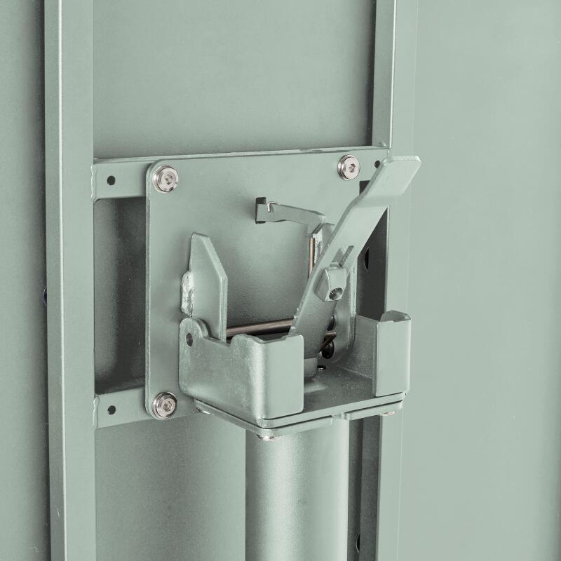 Gartentisch im Bistro-Stil, rund, neigbar, aus Metall mit Einbaufuß, 70x70 cm, und 2 Stühle mit Armlehnen (5/8)