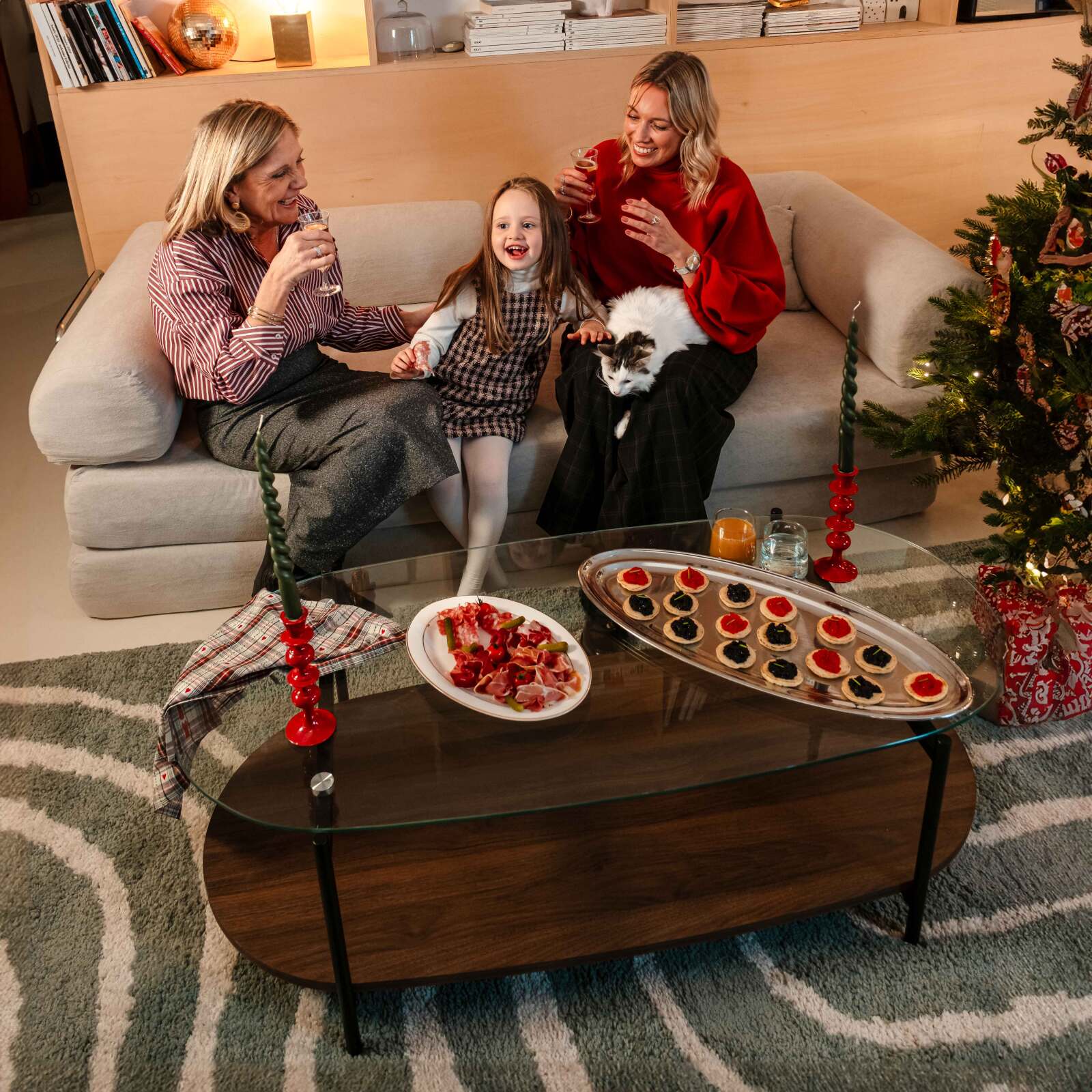 Couchtisch Ovaler ,aus Glas und dunkler Holzoptik, 120 x 55 x 40 cm