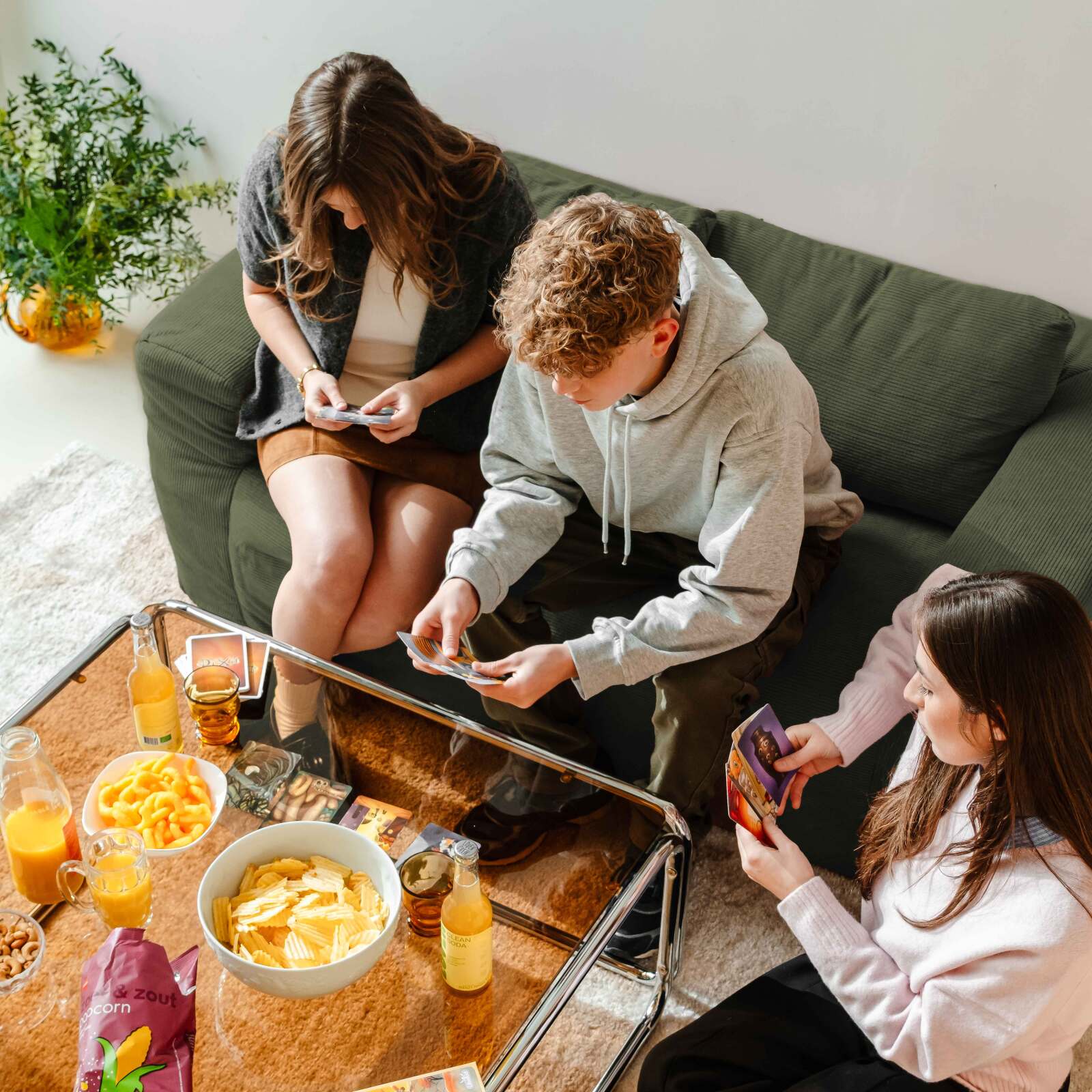 Sofa 2-Sitzer aus geripptem Stoff mit Kissen