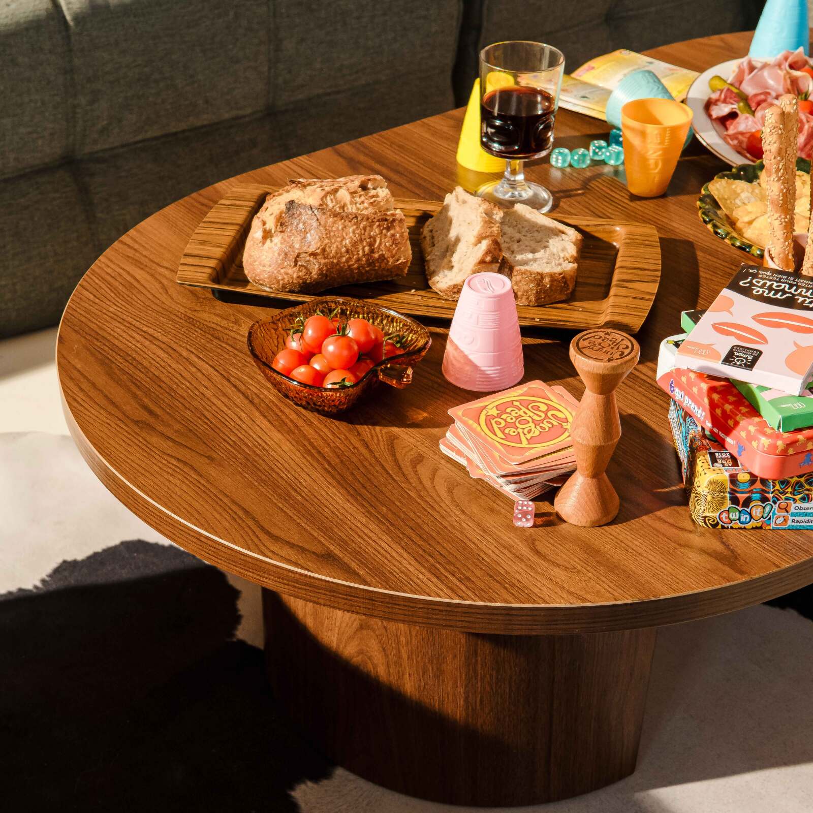 Couchtisch oval, in Holzoptik, 120x70x35 cm