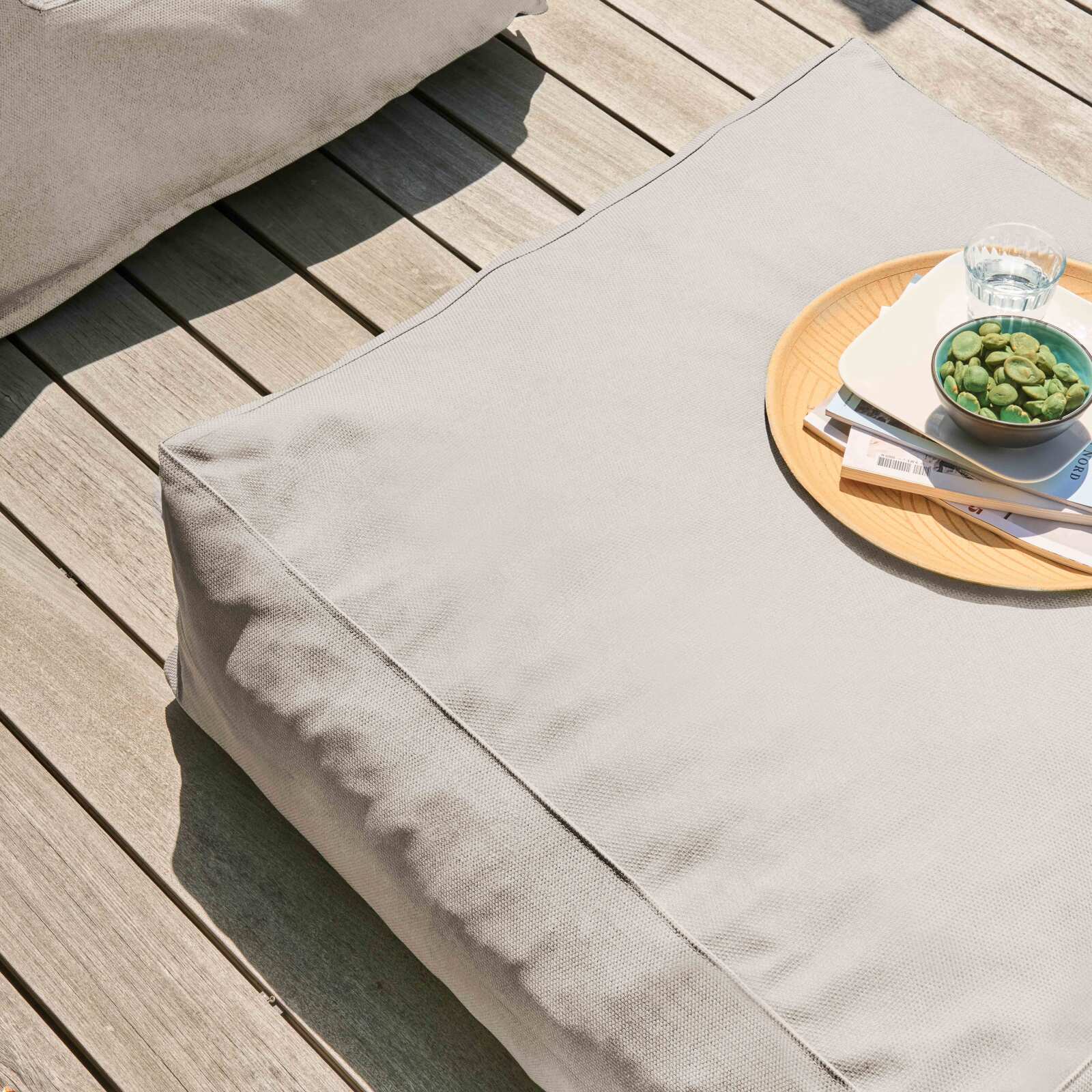 Modulare Gartenmöbel für 5 Personen bestehend aus 2 Kaminstühlen, 1 Ecksessel, 1 Chaiselongue und 1 Hocker im gestreiften Design