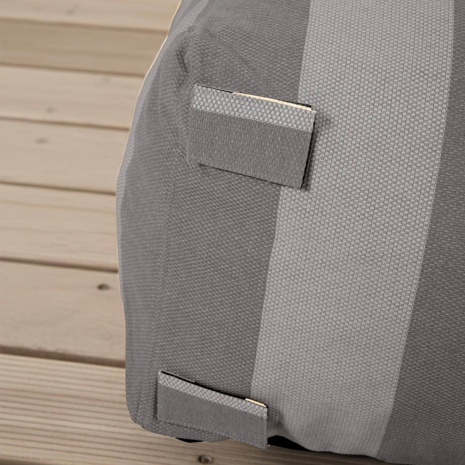 Modulare Gartenmöbel für 4 Personen bestehend aus 1 Sessel, 2 Ecksesseln und 1 Ottomane im gestreiften Design