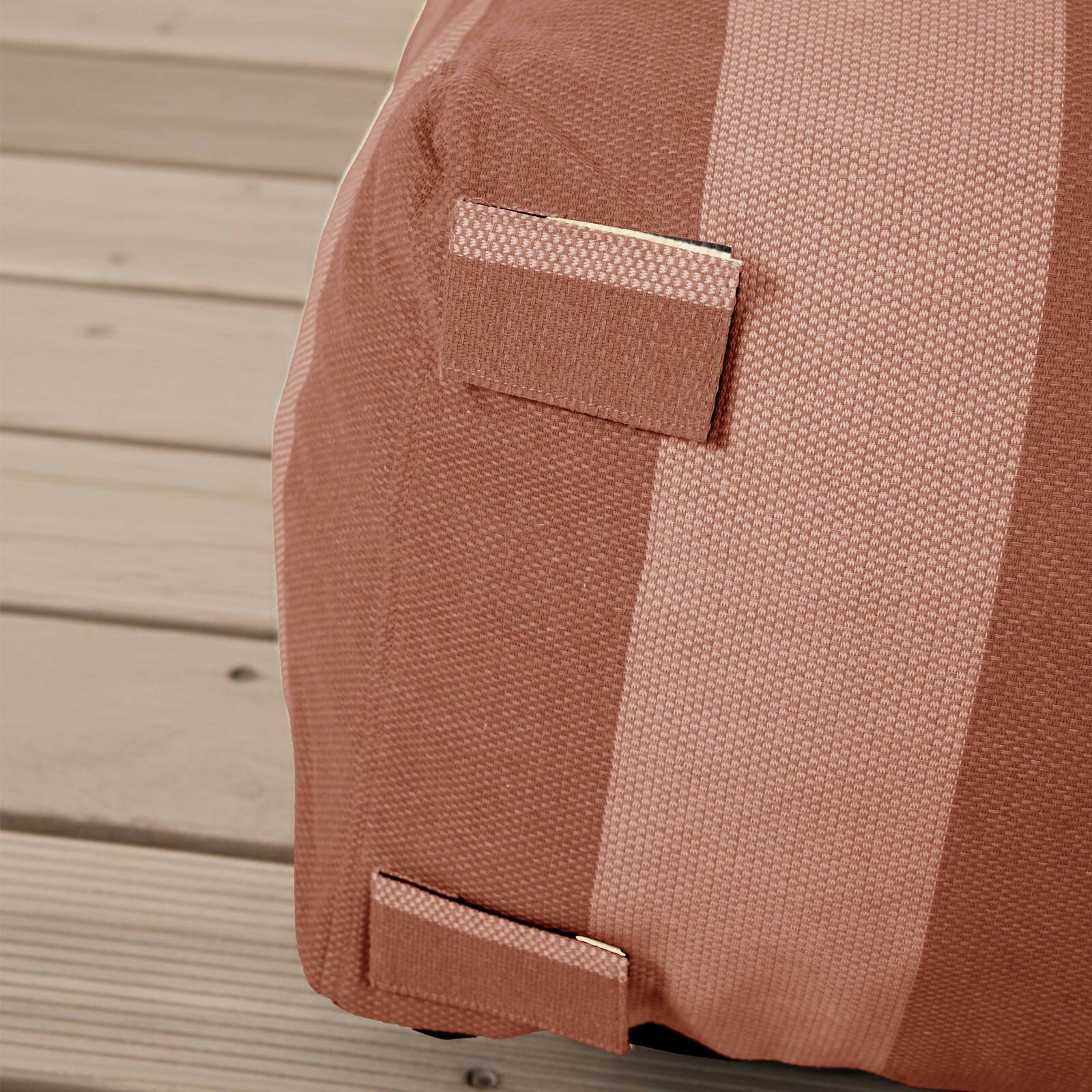 Modulare Gartenmöbel für 4 Personen bestehend aus 1 Sessel, 2 Ecksesseln und 1 Ottomane im gestreiften Design