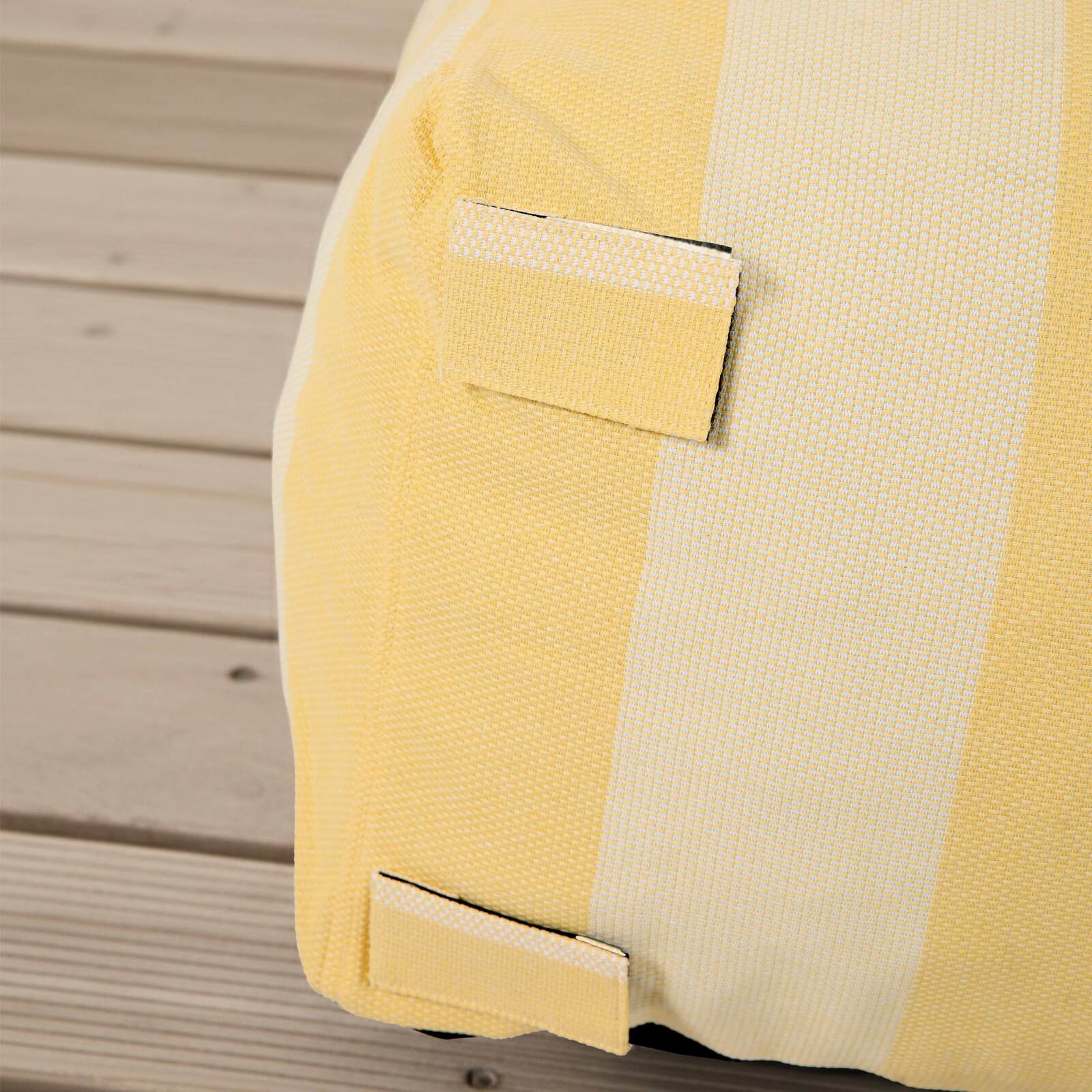 Modulare Gartenmöbel für 4 Personen bestehend aus 1 Sessel, 2 Ecksesseln und 1 Ottomane im gestreiften Design