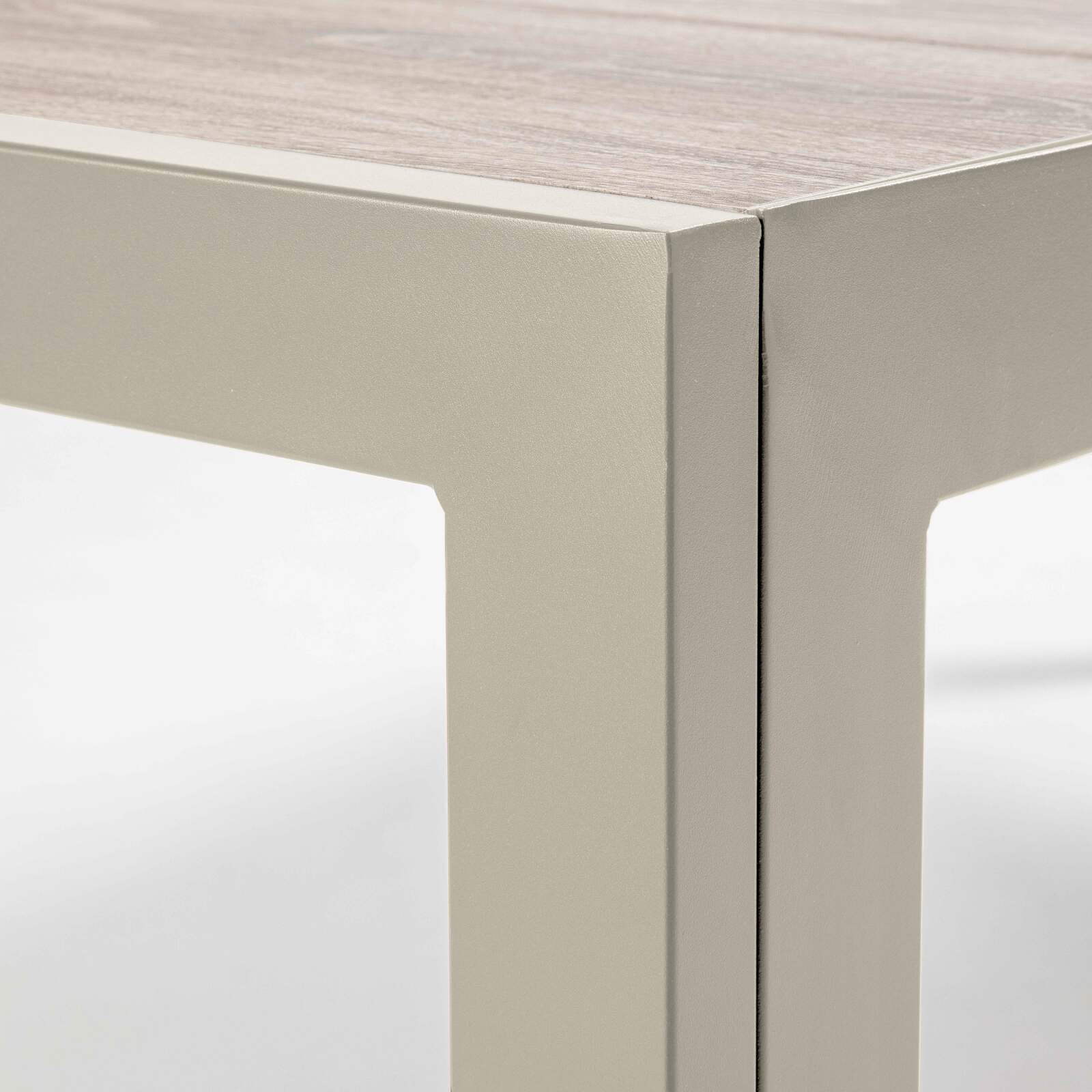 Gartentisch aus Aluminium und Keramik mit Holzoptik, 206x100 cm, und 8 Stühle aus Textilen