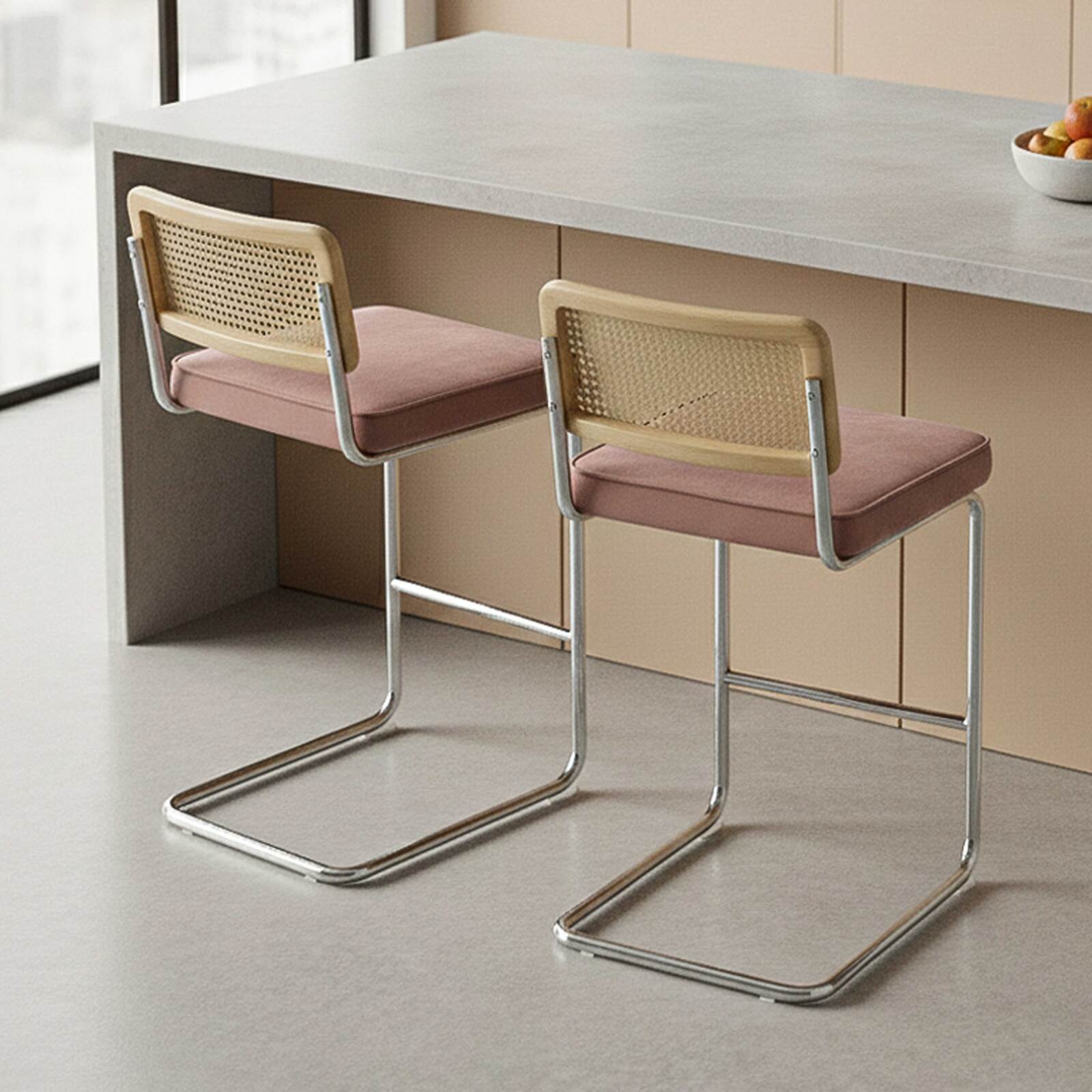 Barstühle aus Samt und Metall mit Rückenlehne im Rohrgeflecht-Stil - 2er-Set