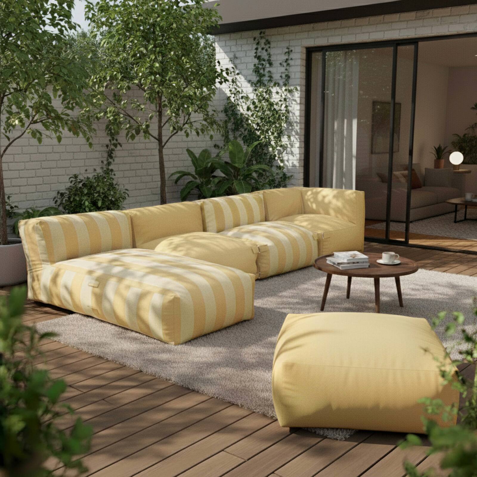 Modulare Gartenmöbel für 5 Personen bestehend aus 2 Kaminstühlen, 1 Ecksessel, 1 Chaiselongue und 1 Hocker im gestreiften Design