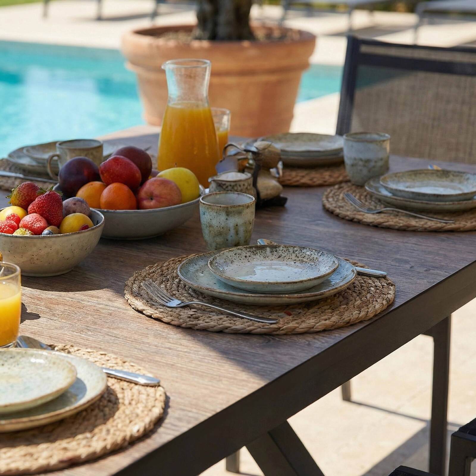 Gartentisch aus Aluminium und Keramik mit Holzoptik, 201 x 100 cm, und 10 Stühle aus Textilene stapelbar