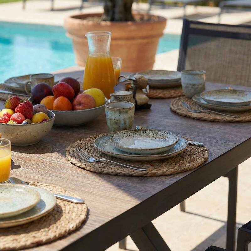 Gartentisch aus Aluminium und Keramik mit Holzoptik, 201 x 100 cm, und 10 Stühle aus Textilene stapelbar (3/9)