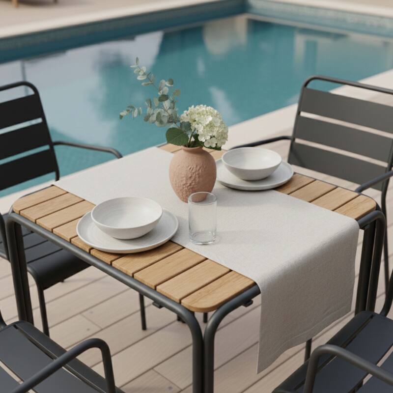 Gartentisch Bistro-Stil, quadratisch aus Metall und Polywood, 70x70 cm, und 2 Stühle mit Armlehnen (2/7)